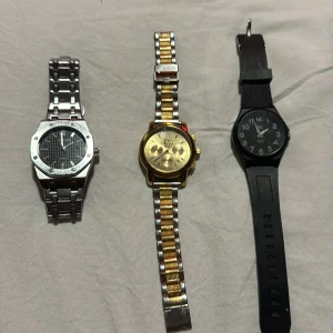 Den svarta lite repig och den guldiga kedjan är lite färgen borta på men den Alla tre för 649 silvriga har aldrig använt den är som by - Det är sådär pris kan diskuteras 