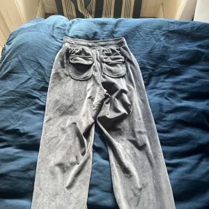 Fejk juicy - En väldigt skön mjukisbyxa med juicy fickor. Köpta på Intersport. Dem är lite grön/blå gråa i färgen.