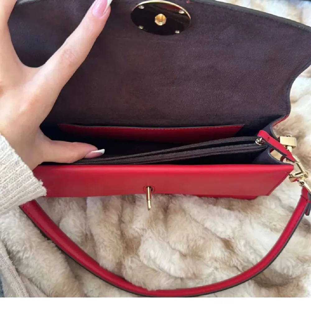 Jag säljer nu min knappt använda Michael kors väska. Färgen röd/vin röd, kort hållare på insidan och flera fack. Fin praktiskt väska, nypris i butik 3800 kr. . Väskor.