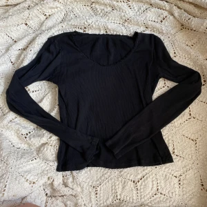 Brandy Melville topp - 🪩 Svart topp i bomull från Brandy Melville, nyskick. 🪩