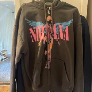 Nirvana Hoodie  - En nirvana Hoodie från H&M. Inte använt så jättemycket. Den har en pytteliten fläck på magen precis vid dragkedjan.