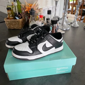 Panda dunks storlek 37 - Jag säljer nu mina Panda Dunks i storlek 37. De är endast använda en gång och i mycket bra skick. Anledningen till försäljningen är att de tyvärr är för små för mig. Observera att skokartongen har blivit lite tilltryckt i mitt förråd. 