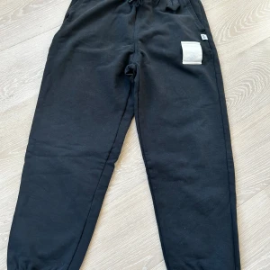 Mjuk byxa Adidas - Lite kraftigare tyg i en skön mjukisbyxa. Mycket gott skick då det blev ett felköp. 