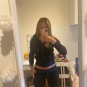 JUICY COUTURE - Mitt vackra blåa juicy couture set till salu! Köp hela för 1300kr eller underdel för 800kr, överdel för 700kr