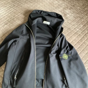 Stone island shell jacket  - Tja! Säljer nu min Stone Island jacka på grund av att jag ej använder den längre. Den är i väldigt gott skick, 9/10. Vid frågor är det bara att skicka till mig! 