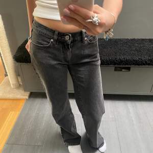 Intressekoll på dessa superfina jeans från märket Abrand Jeans. Det finns inga tecken på användning. Storlek 25.🩷 ANVÄND EJ KÖP NU!