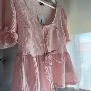 En helt oanvänd rosa jöttefin och trendig blus från Gina!💕💕💕💕💕 