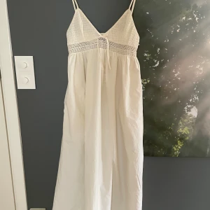 Zara Klänning - Väldigt fin klänning från Zara, passar väldigt bra till midsommar eller en fin sommardag/kväll♥️ Säljer då den va för liten för mig och jag glömde lämna tillbaka. Lappen sitter fortfarande kvar.