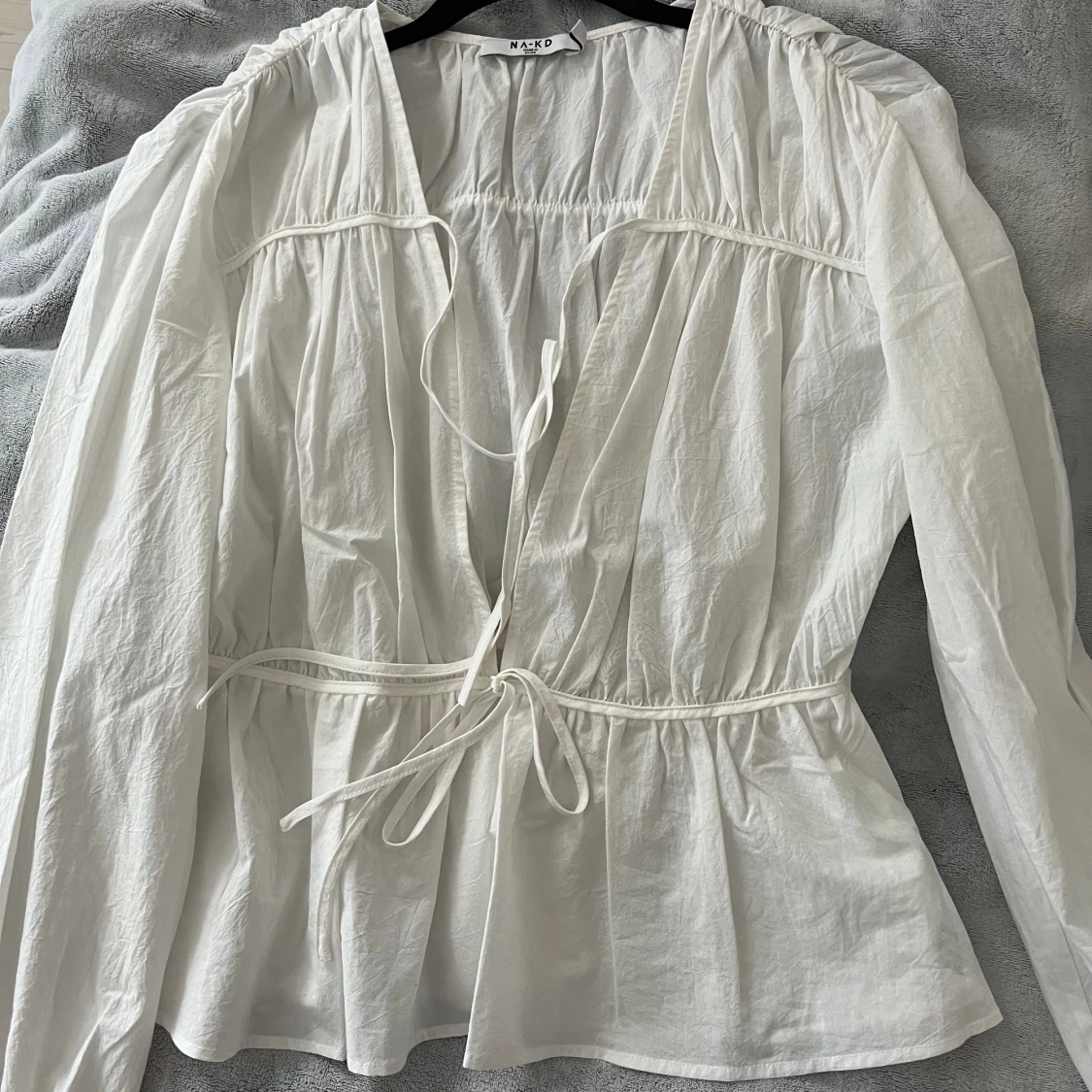 Slutsåld vit blus - 90