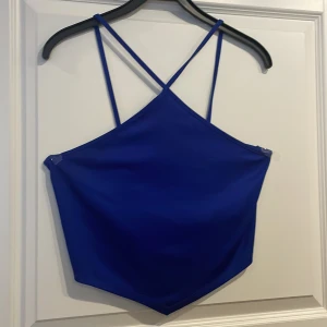 Blå topp - Perfekt topp till sommaren! Skön och somrig, med bra material. Köpte den på Gina tricot för ett tag sen men den är lite för stor för mig. Har bara testat den och så så den är nästan helt ny!!😊