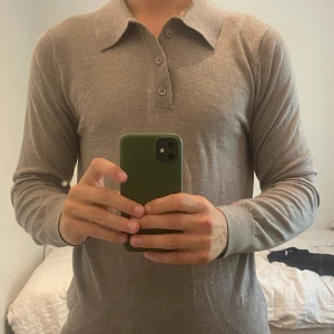 Tröja från Riley - Beige tröja från Riley, köpt på Brothers i storlek S