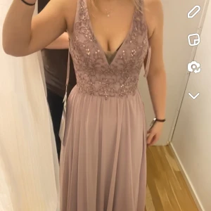 Balklänning💓 - Säljer min balklänning som är använd 1 gång, väldigt bra skick och fått väldigt många komplimanger om den!💓 hör av er vid frågor såsom mått osv, Köpt för 1800, säljer för 900kr🥰