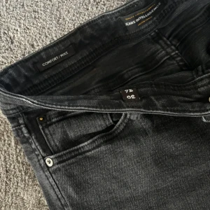 Svarta Jeans - Jack n Jones jeans Strlk 30/34 Sitter väldigt bra och går att blanda med många outfits. 