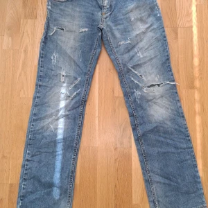 Dolce &gabbana jeans - Säljer detta jeans eftersom de inte passade! De är i helt okej skick lite trasigt vid fållarna men annars är skicket bra! Vid andra funderingar skriv gärna!
