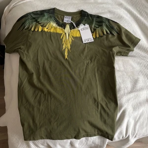Marcelo burlon t shirt - Säljer denna helt nya Marcelo burlon t shirt, skick 10/10. Äkta såklart. Tags tillkommer som ni kan se. Storlek S men passar mer M 