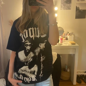 2pac t-shirt - svart t-shirt med tryck, använd men i bra skick 🩷 köpt på punkt shop i Stockholm, strl M - men funkar också för S om man vill ha den lite oversized 🩷