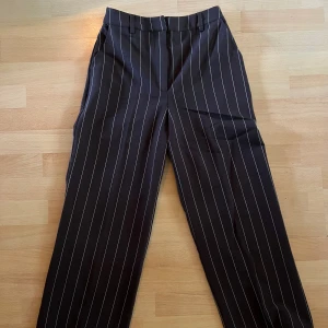 Kostymbyxor  - Bruna kostymbyxor från BikBok i strlk 36. Passar inte mig längre men de är supersköna.