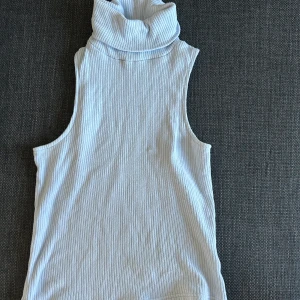 Bikbok tröja - Superfin ljusblå polotröja från bikbok🩵