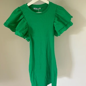 Klänning med puffärm - Oanvänd klänning med lapp kvar. 