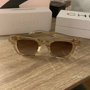 Chimi beige  - Jag säljer mina chimis som endast andvänts två gånger och är i nyakick. De finns fodral, påse till dem och även kvitto. De är köpt från Nk i Stockholm. Jag kan mötas upp i Stockholms området.💕🤗