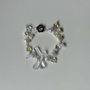 Y2K Ribbon Armband - Armbandet är till mestadels gjort av "non-tarnishing" metall. Kontakt med vatten bör undvikas. Stavlås. ☆●°○•☆●  Alla beställningar från oss kommer fint paketerade 🤍   @elleidesigns på insta och tiktok 🫶