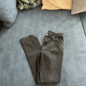 Nudie jeans  - Tja, säljer dessa feta Nudie jeans då dem inte längre passar. Modellen är lean Dean och storleken är w27 och L32. Bara att höra av sig vid frågor och pris. 