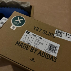 Yeezy slides - 43 - Helt nya yeezy slides storlek 43 i färg blå. Var för små för mig