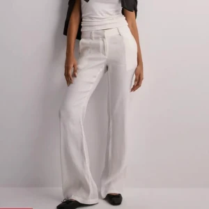 Linnebyxor  - Säljer dess helt oanvända linnebyxor med lappen kvar! Helt slutsålda på hemsidan! Storlek 36  Ordinarie pris 499