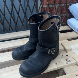 Johnny Bulls  - Mellan höga Johnny Bulls i bra men använt skick som tyvärr inte kommer till användning 