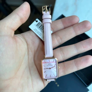 Klocka - Klocka från Daniel Wellington. Köpt på en samplesale när jag jobbade där. Alltså iprincip i nytt skick☺️ Artikelnummer: DW00100508