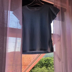 Lindex tröja - Den är i gott skick den är bara använd 1 gång och är en bra tröja för sommaren!