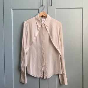 Preloved Alexander McQueen Blouse - Beautiful Alexander McQueen silk blouse in Cream color  100% silk blouse with overlap detail  Made in Italy  Discreet button down top with long cuff details.   Excellent condition  Model is 160cm (5”3) and generally fits XS/S.