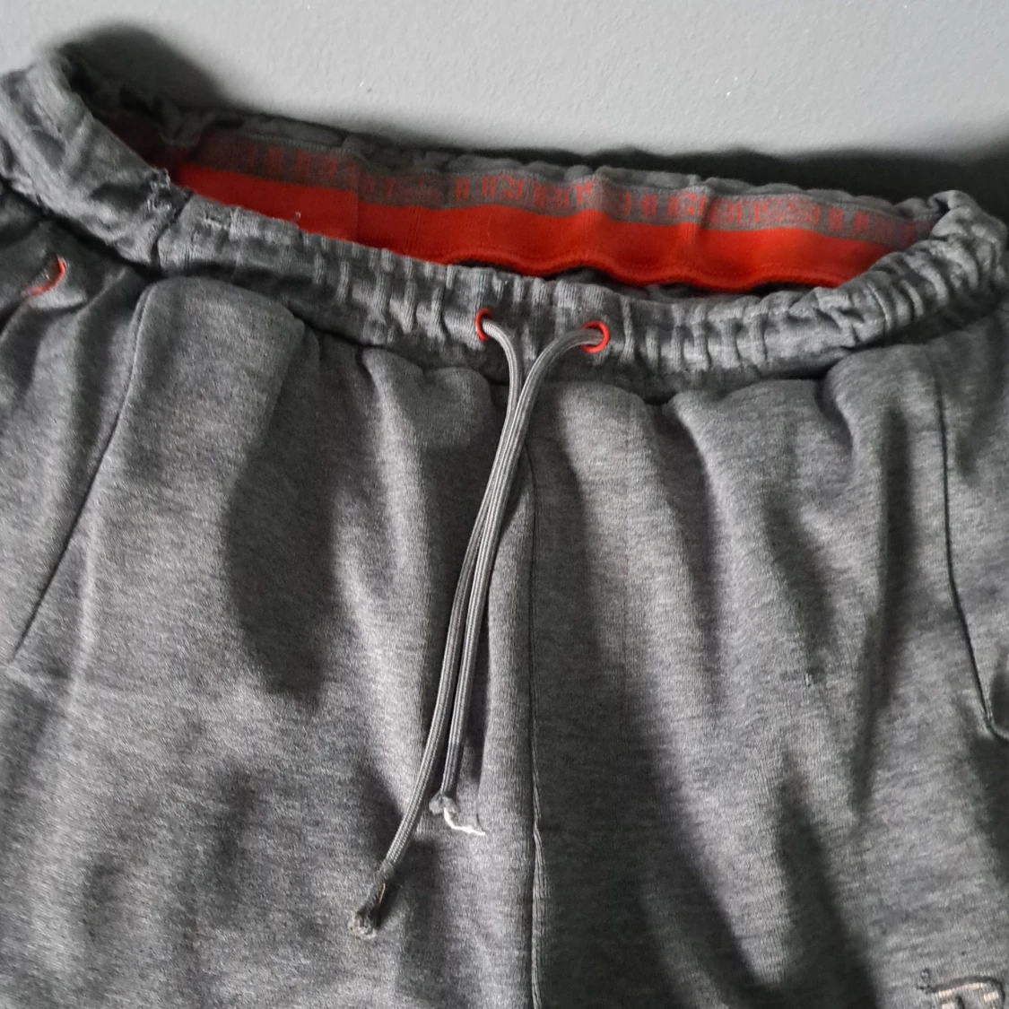 Gråa hugo boss byxor  - 91