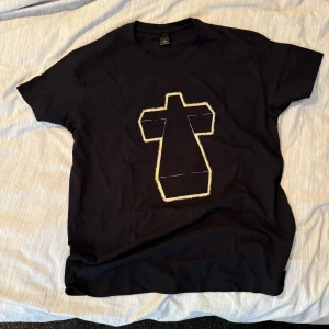 Justice merch t-shirt - Limited edition t-shirt från musikgruppen Justice. Size XL, men är du L passar denna också. T-shirt är oanvänd.