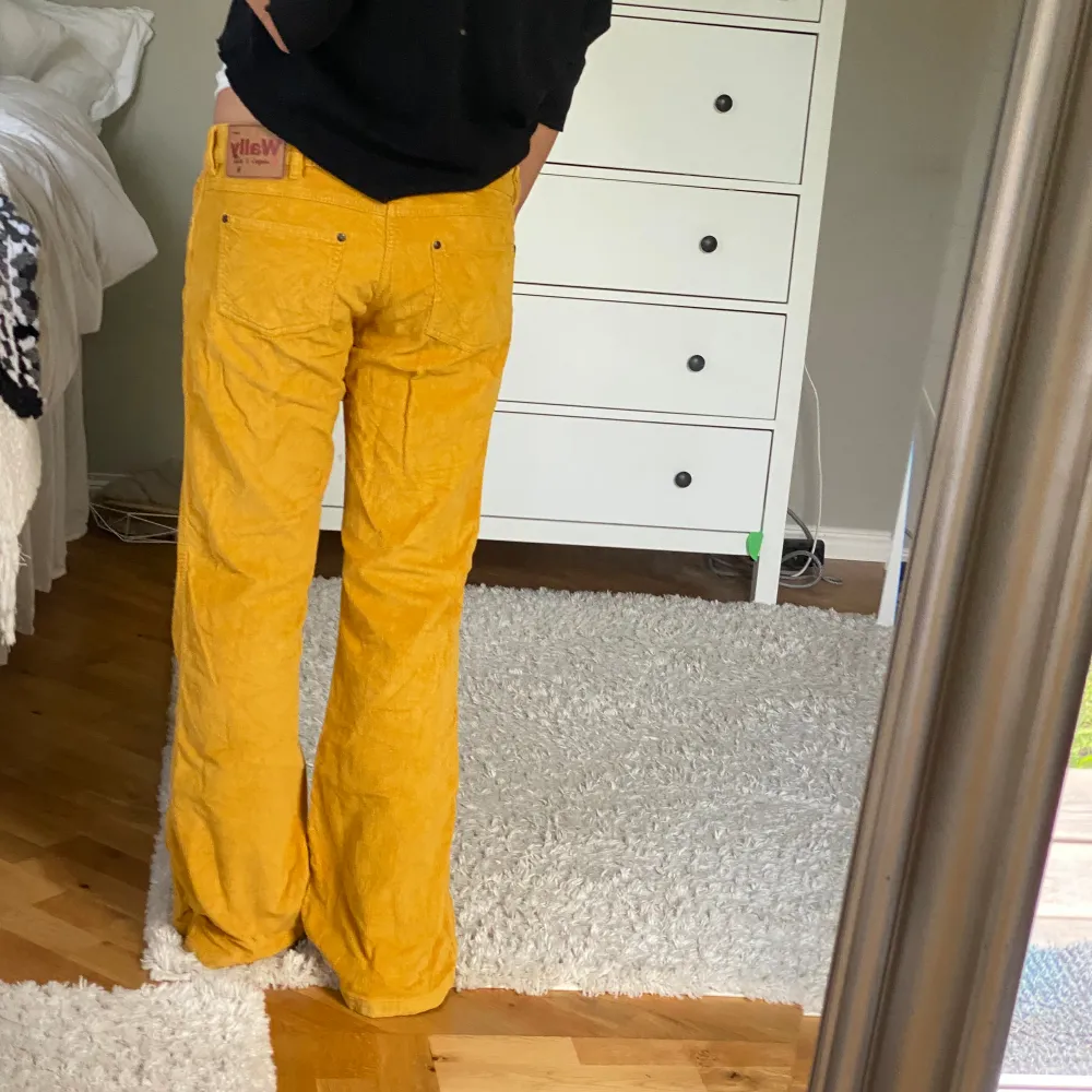 Gula / orangea manchesterbyxor. Lågmidjade Jag är 168 cm brukar ha 38 i jeans, dessa passar bra, kanske lite lite stora men passar ca M. Jeans & Byxor.