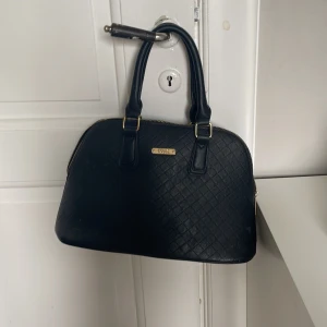 Svart läder väska: DBYK väska  - Är inte jette Andvänd men i bra skick, Är dåck lite svår att stänga men det går.Det fins mogna andvenbara fack i den. Jag har tyvärr inte kvar lådan 😽