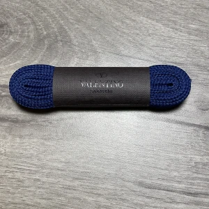 Valentino skosnören - Säljer nu dessa mörblåa original valentino skosnören 🔵| Passar perfekt till Valentino Flycrews, Valentino Opens eller andra skor 🔵| Kan mötas upp i stockholm eller frakta spårbart 🔵| Hör av er vid fler frågor eller funderingar 🔵|