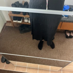 Midikjol - Svart midikjol med slits! Lätt material