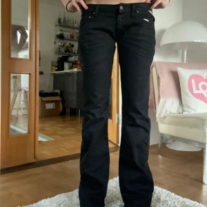 Replay jeans lågmidjade svarta - Jättesnygga ”äkta” lågmidjade jeans från Replay i svart. Köpta second hand för 600kr. Säljar då jag inte riktigt använder de. Innerbens längd: 79cm. ! Priset kan diskuteras vid snabb affär!