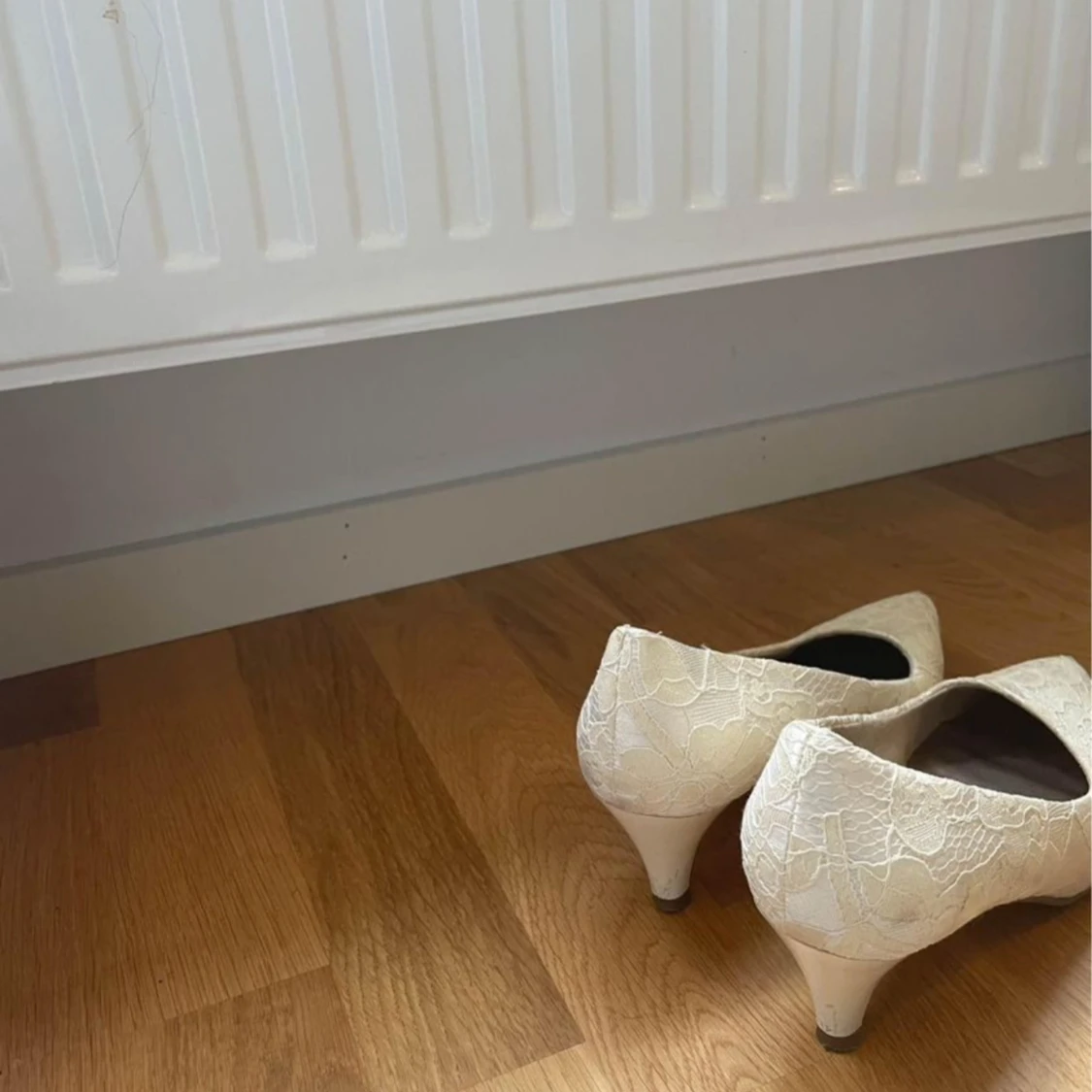 Vita pumps/Klackskor - 90