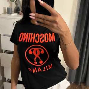 Moschino tshirt - Skit fin moschio tshirt kommer tyvärr inte till andväning