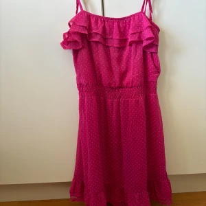 Rosa sommarklänning - Säljer denna supergulliga sommarklänning. Står storlek L men skulle definitivt säga att den är liten k storleken och mer passar S/M❤️Köpt i Portugal i somras 😚aldrig använd! 