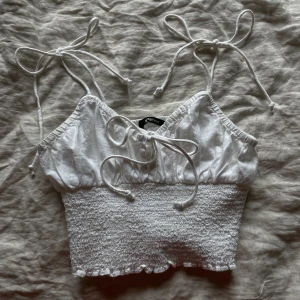 Vit topp/linne från Gina Tricot - Helt ny, endast provad, strl S💕  Hör av er om ni har några frågor💖