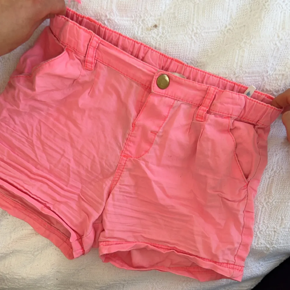 säljer dessa rosa söta shorts! 🩷de är tyvär för små så kan EJ skicka bild hur de ser ut på, men uppskattar till xs🌟🩷. Shorts.