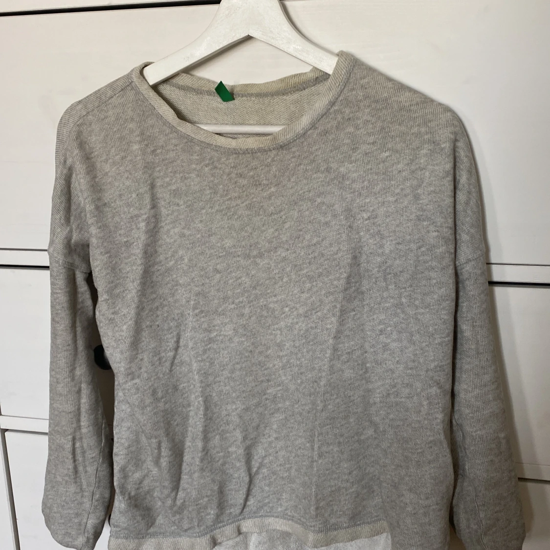 Grå finstickad tröja