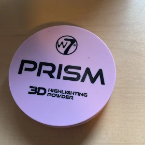 W7 highlighter  - Rosa glitter Använt några gånger Skriv vid funderingar