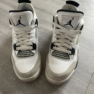 Jordan 4 military black - Skicket är 9/10 men blir som nya om man tvättar dem. Nypris runt 6000-7000 kr. Använt några fåtal gånger. Köpta på merchsweden. 