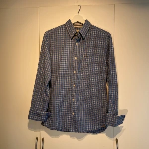 Peak Performance Rutig Skjorta  - Hej, säljer en Peak Performance skjorta i blå/vit/svart rutigt mönster och den klassiska loggan på bröstet. Bekväm och kvalitativ. Fint skick, sparsamt använd. Regular fit i storlek Small. Nypris 1500kr. Pris kan diskuteras. Hör av dig vid intresse! 