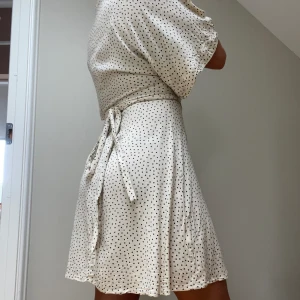 Snygg prickig klänning - En snygg beige prickig klänning från Gina Tricot. Helt oanvänd. Säljer då jag köpte den för ett tillfälle men tog tyvärr aldrig på mig den då. Nypris 500kr. MITT PRIS: 240kr💛🖤