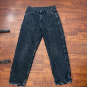 Svarta uniqlo jeans - Svarta uniqlo jeans. Använda fast varit väl omhändertagen. Nyskick. Kan mötas på södermalm. 